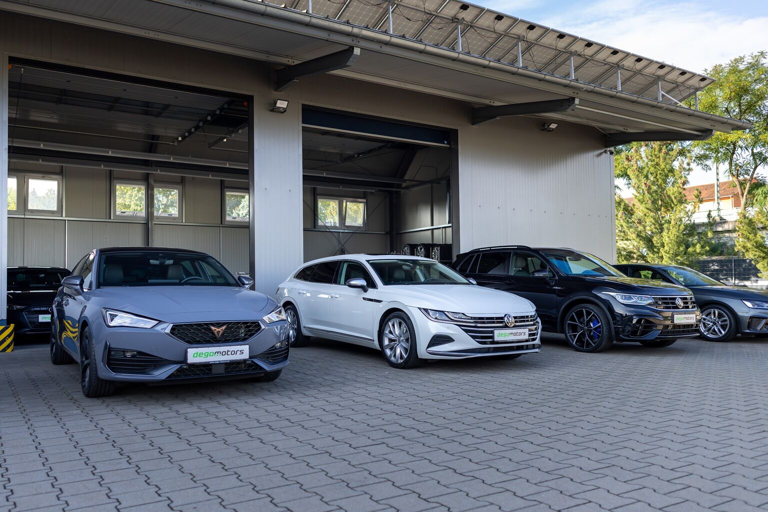 Fahrzeuge auf dem Hof von Dego Motors in Nürnberg