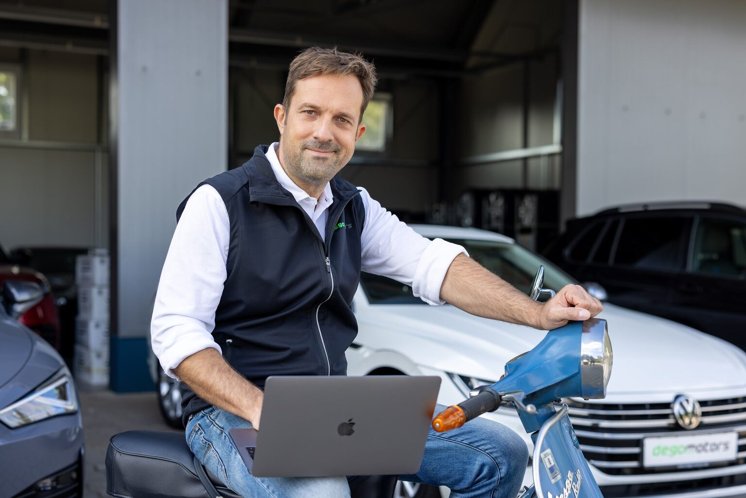 Daniel Domlija mit Laptop bei Dego Motors in Nürnberg