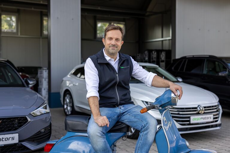 Daniel Domlija, Inhaber von Dego Motors, auf dem Hof in Nürnberg