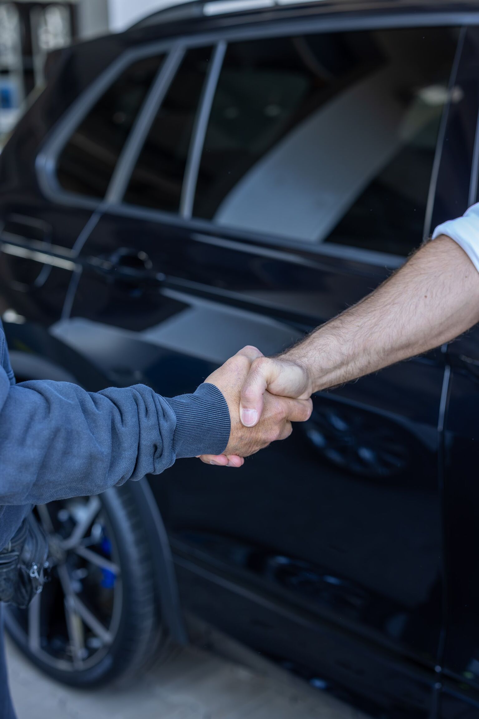 Handschlag beim Autoankauf bei Dego Motors in Nürnberg